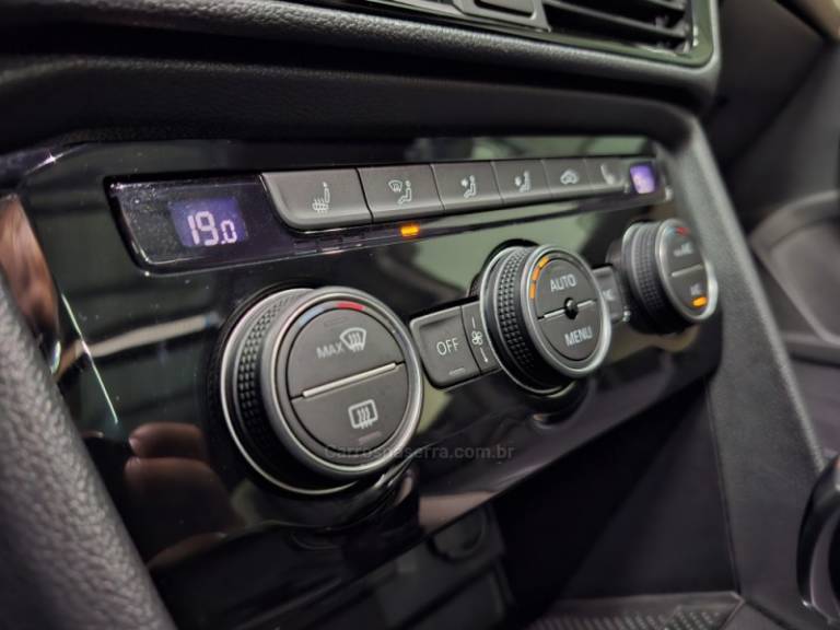 VOLKSWAGEN - TAOS - 2021/2022 - Bege - R$ 159.900,00